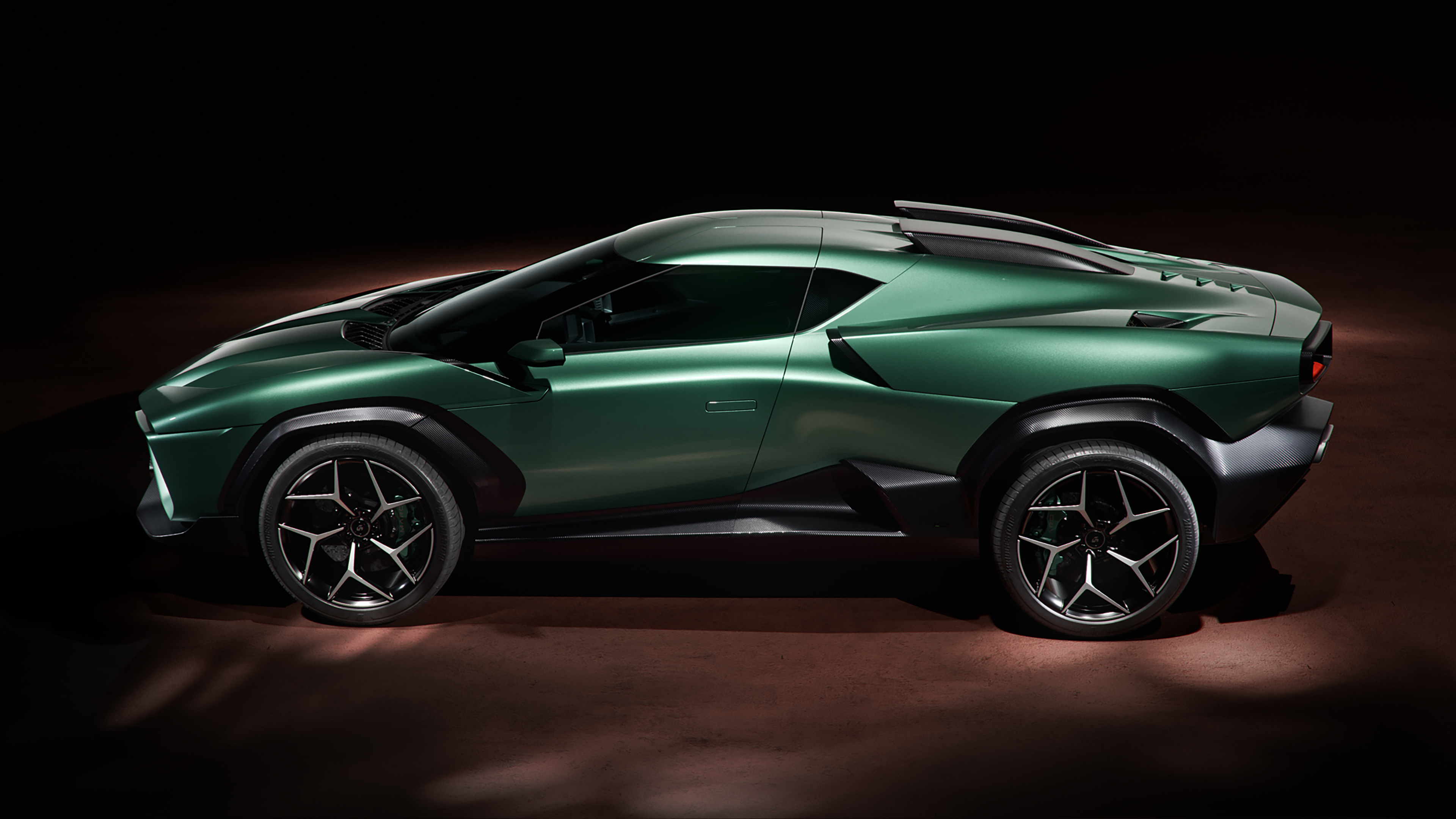 A side view of the green Giamaro Albor in a dark studio setting.